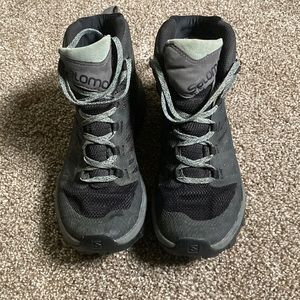 Womens Salomon Outline Mid Gore-tex size 7.5